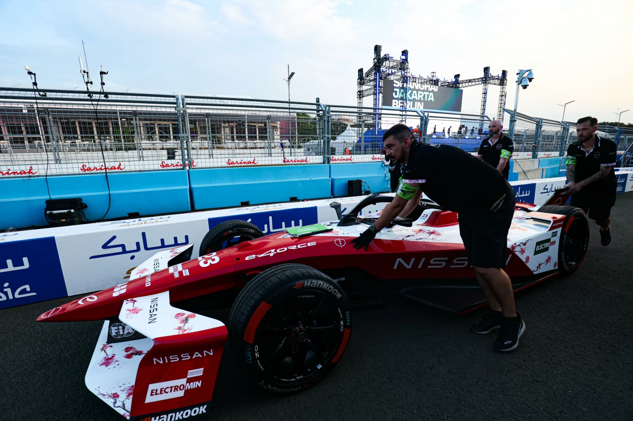 Melihat Kesibukan Paddock...