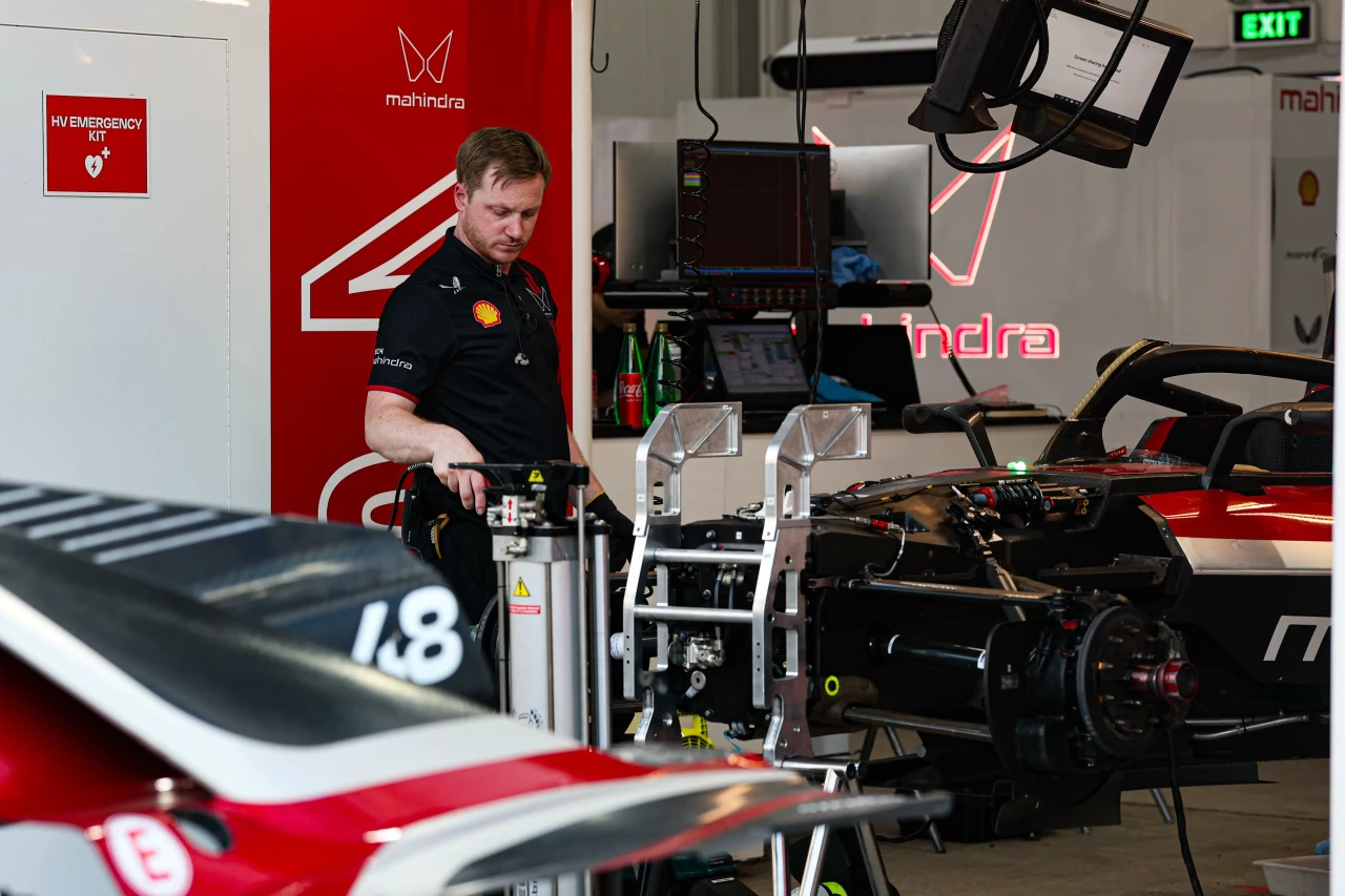 Melihat Kesibukan Paddock...