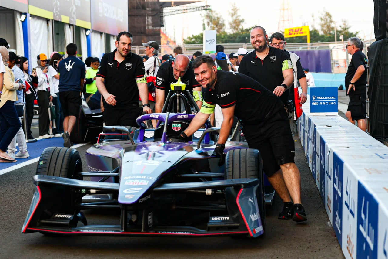 Melihat Kesibukan Paddock...