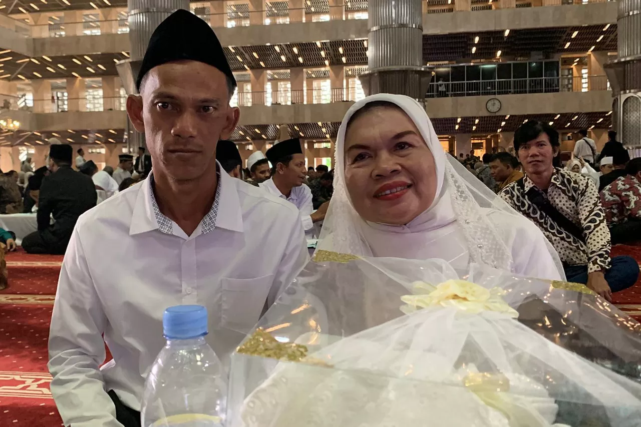 100 Pasangan Ikat Janji...