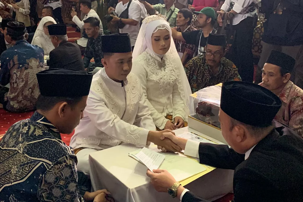 100 Pasangan Ikat Janji...