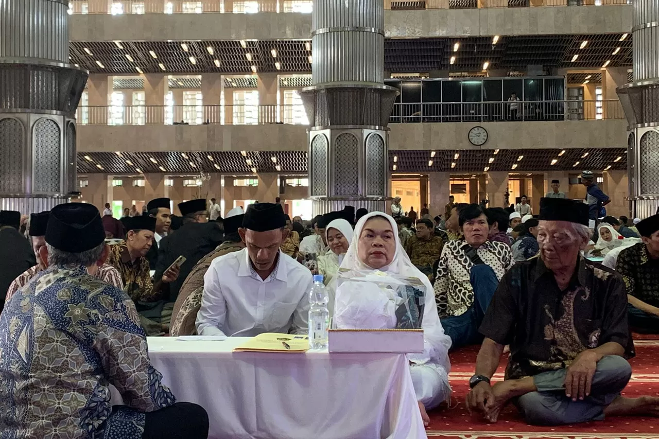 100 Pasangan Ikat Janji...