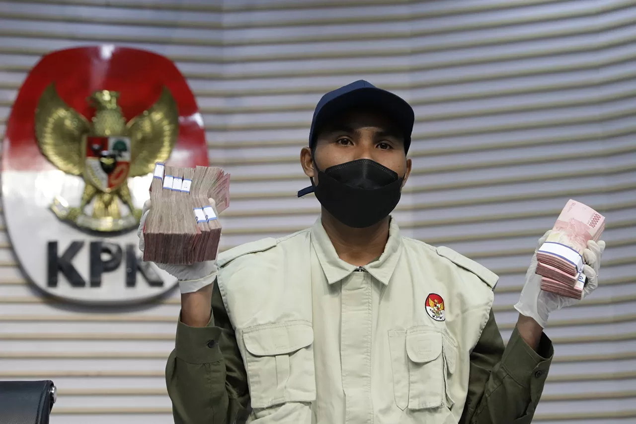 KPK Tahan 5 Tersangka...