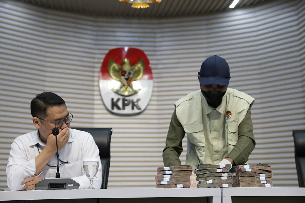KPK Tahan 5 Tersangka...