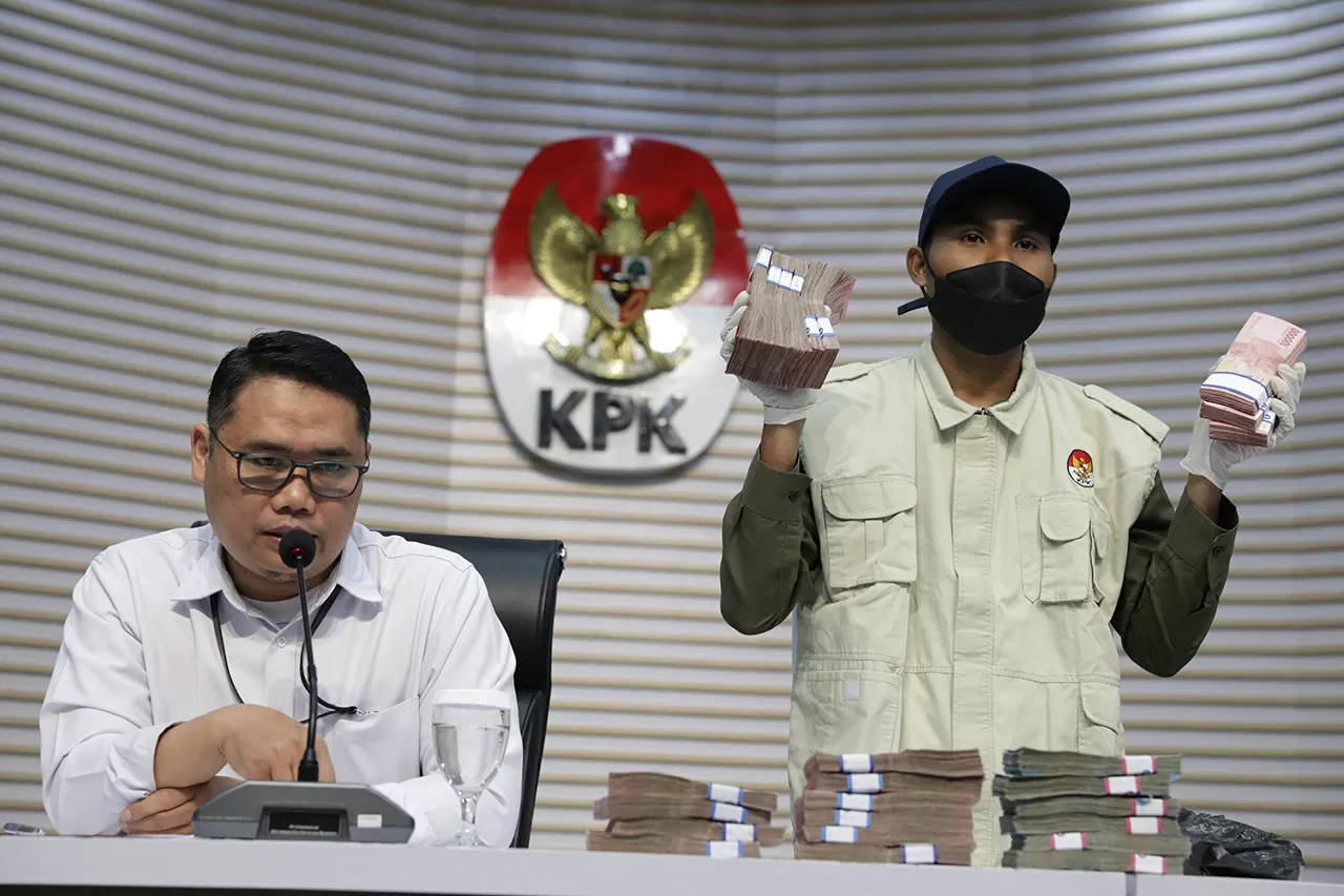 KPK Tahan 5 Tersangka...