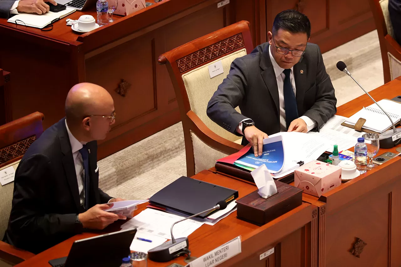 Menteri Luar Negeri...
