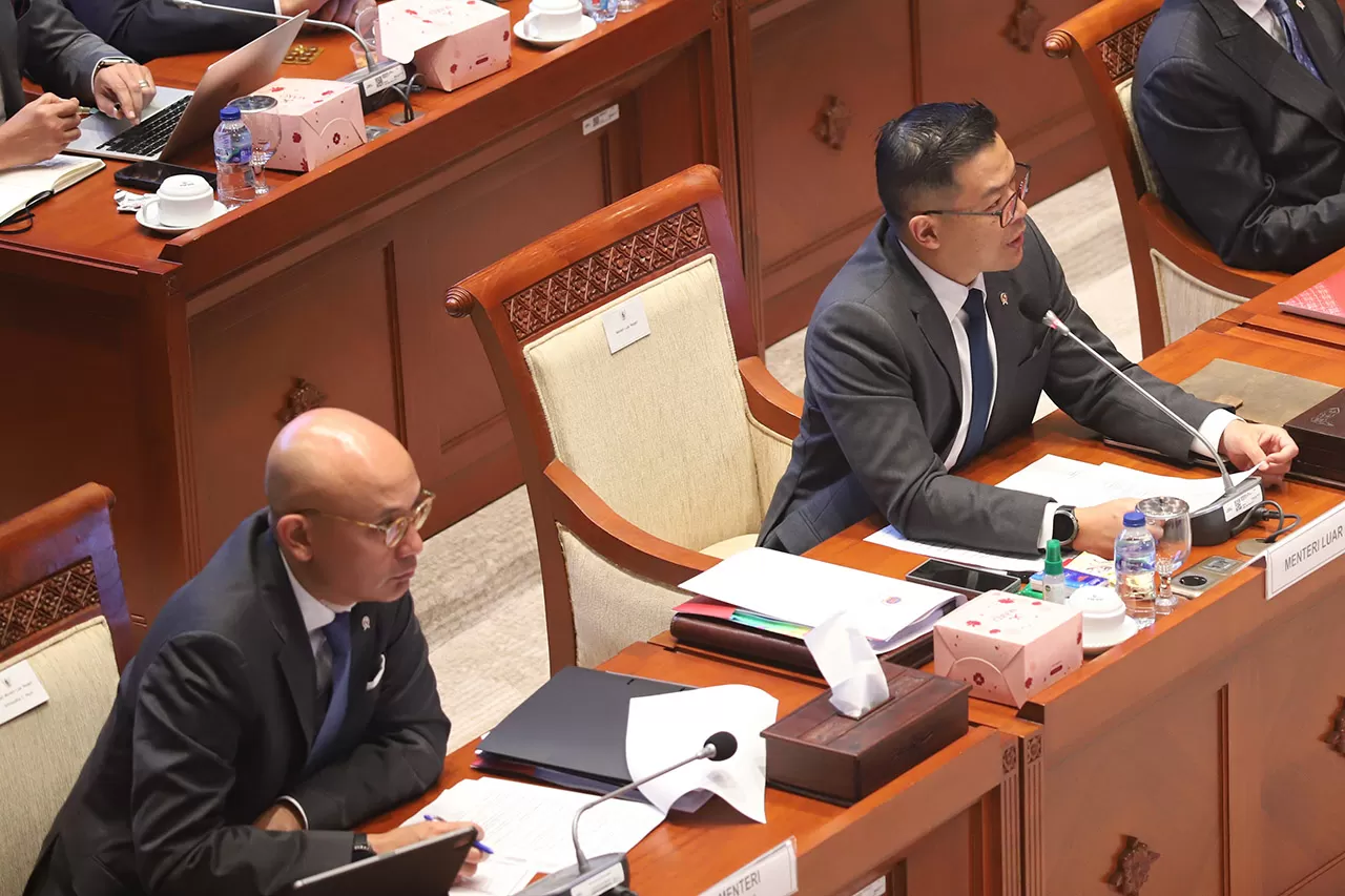 Menteri Luar Negeri...