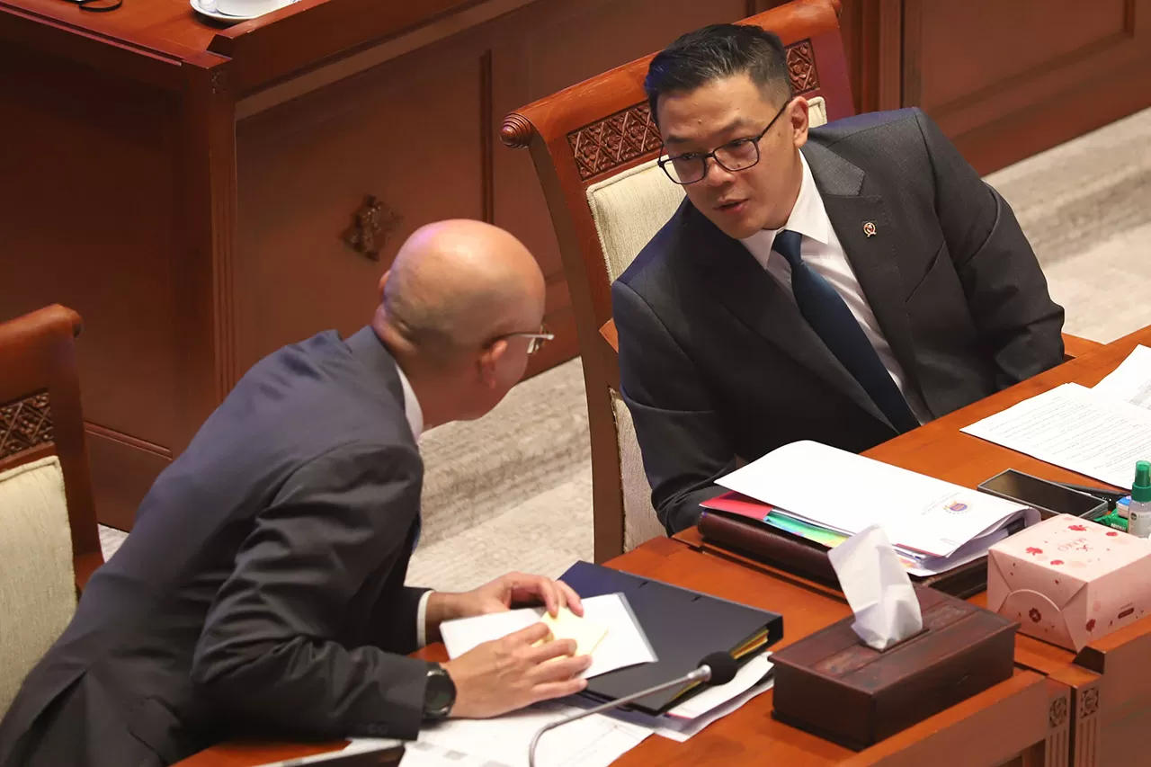 Menteri Luar Negeri...