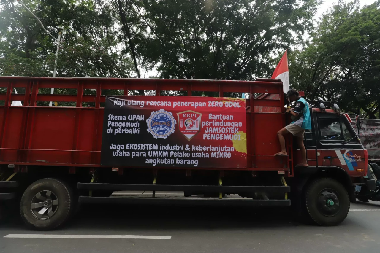 Tolak ODOL, Ratusan...