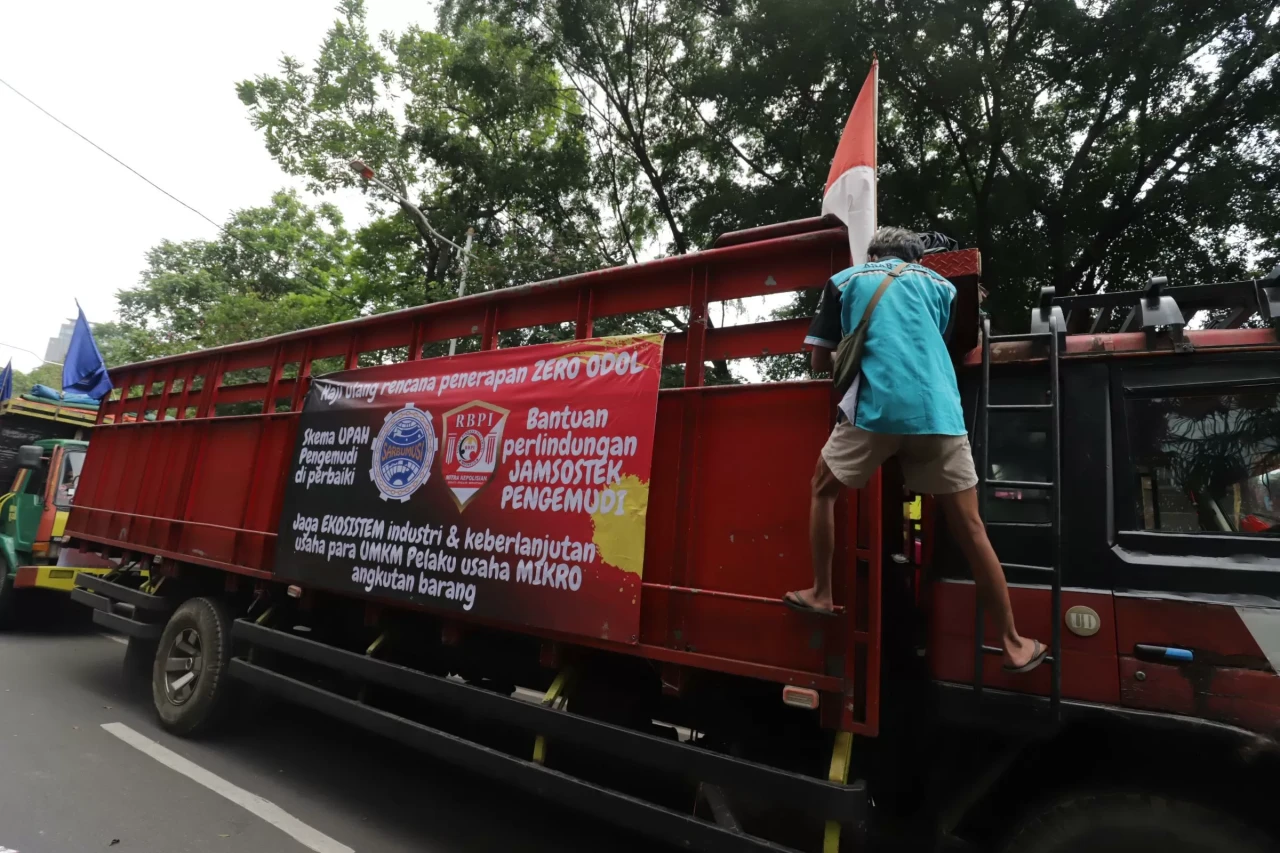 Tolak ODOL, Ratusan...