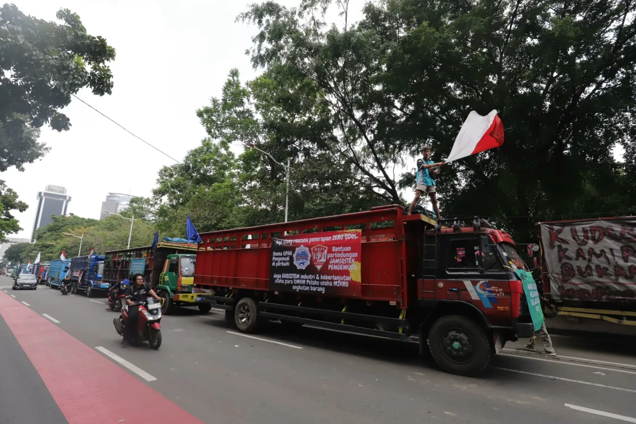 Tolak ODOL, Ratusan...