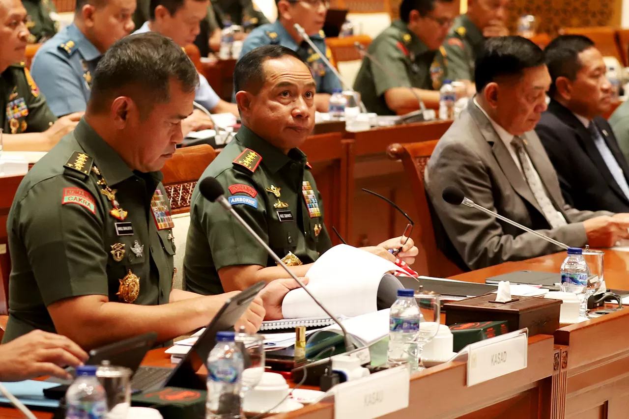 Komisi I DPR Gelar Raker...