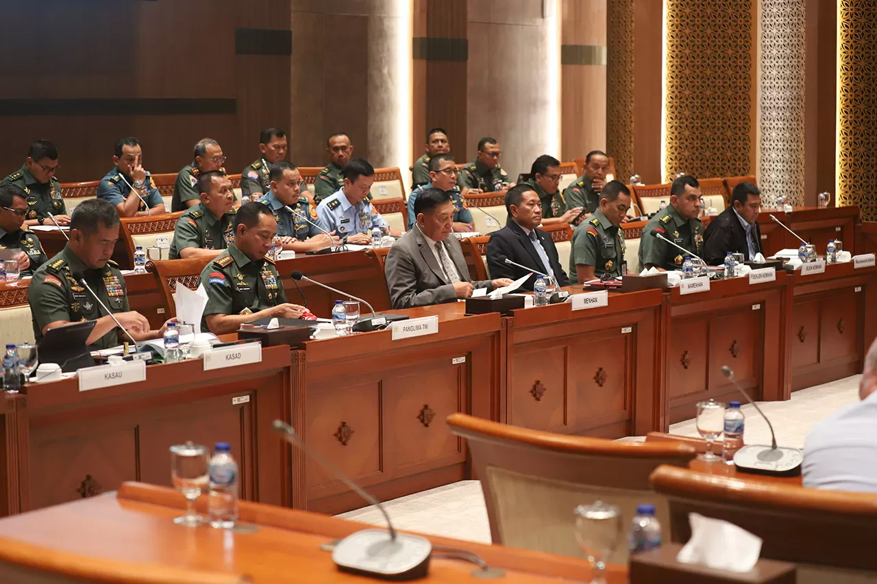 Komisi I DPR Gelar Raker...