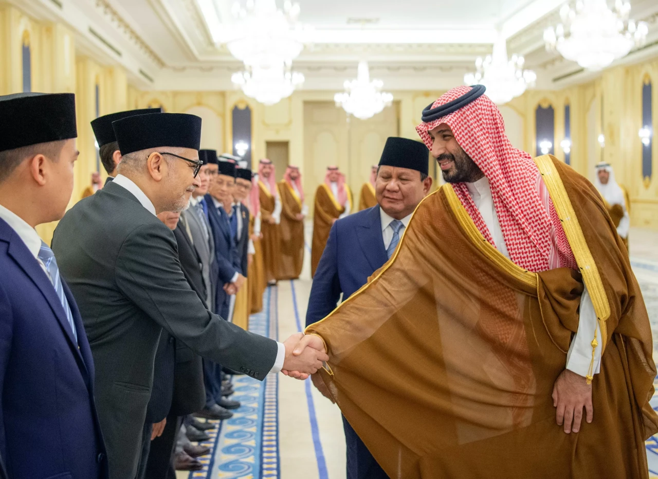 Presiden Prabowo Disambut...