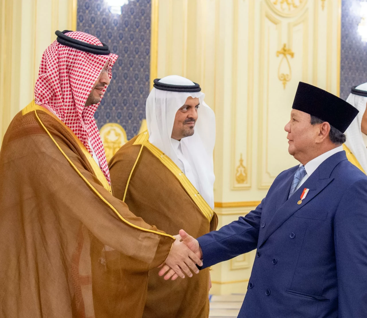 Presiden Prabowo Disambut...