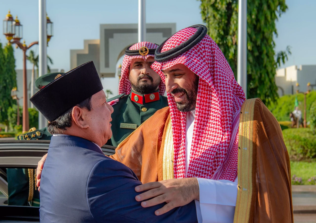Presiden Prabowo Disambut...