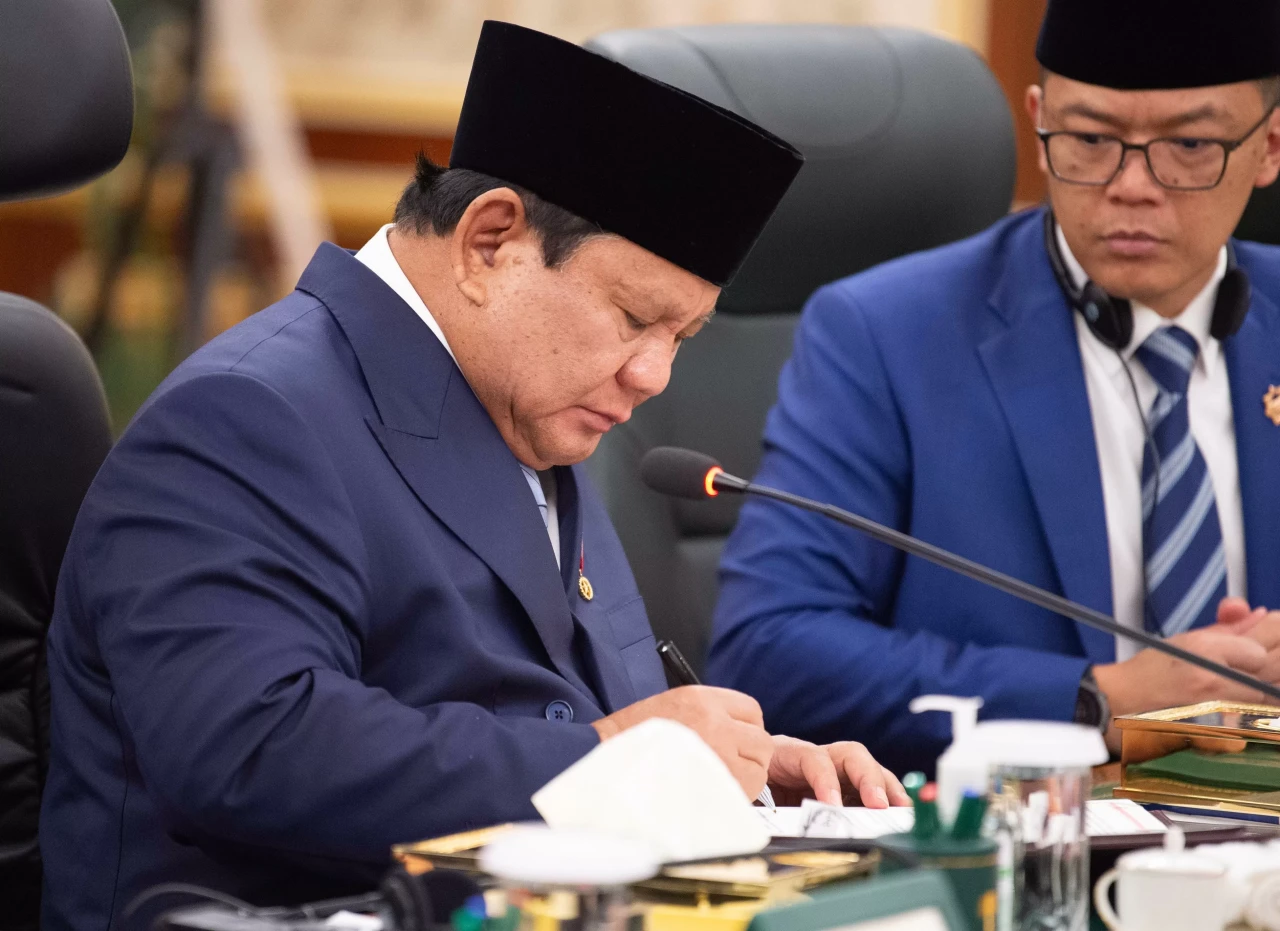 Presiden Prabowo Disambut...