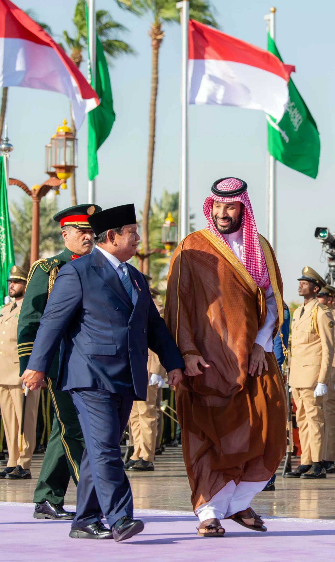 Presiden Prabowo Disambut...