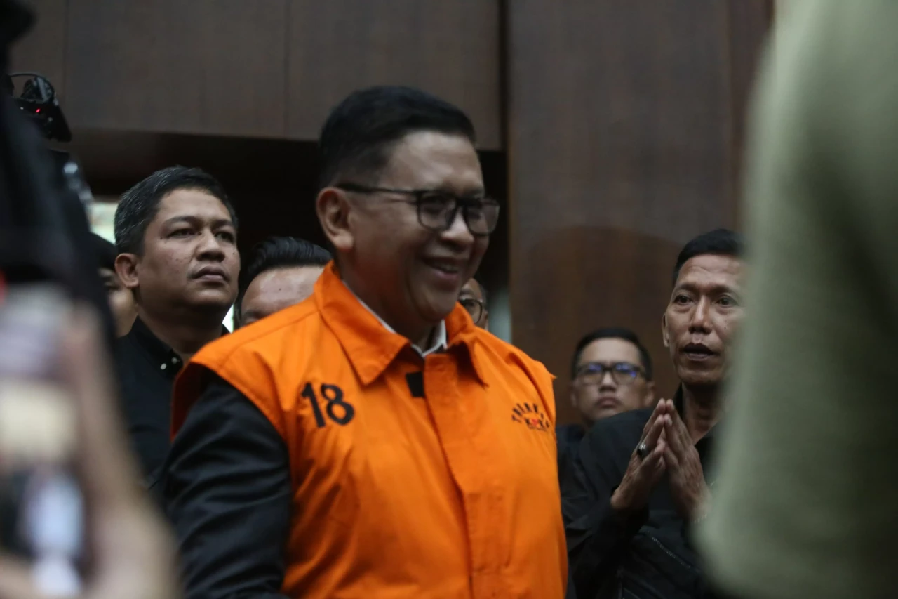 Hasto Kristiyanto Dituntut...