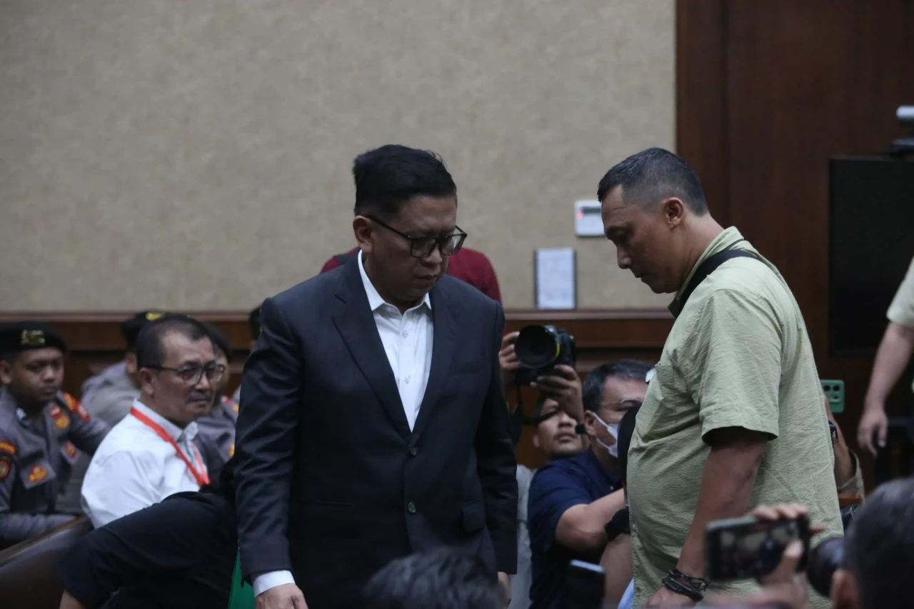 Hasto Kristiyanto Dituntut...