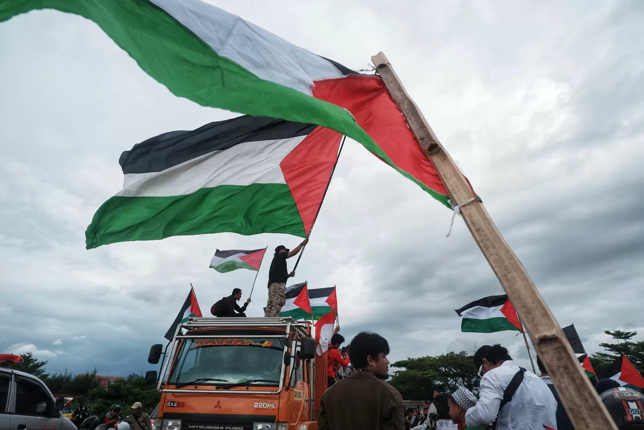 Ribuan Massa Gelar Aksi...