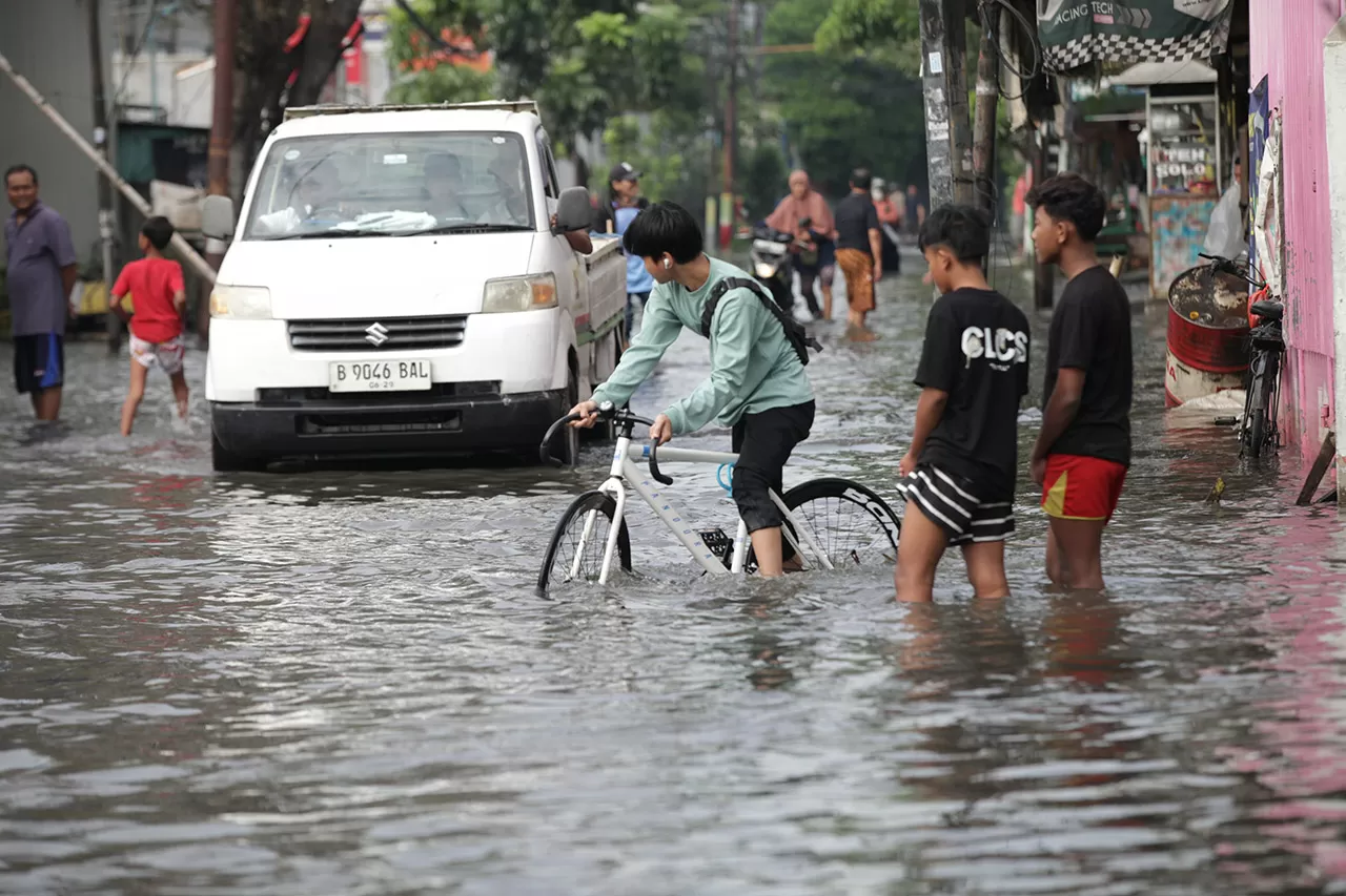 Banjir Setinggi 1 Meter...