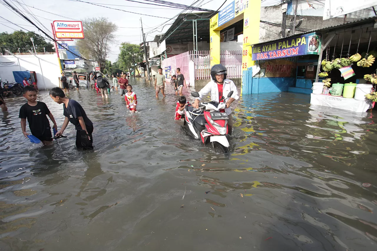 Banjir Setinggi 1 Meter...