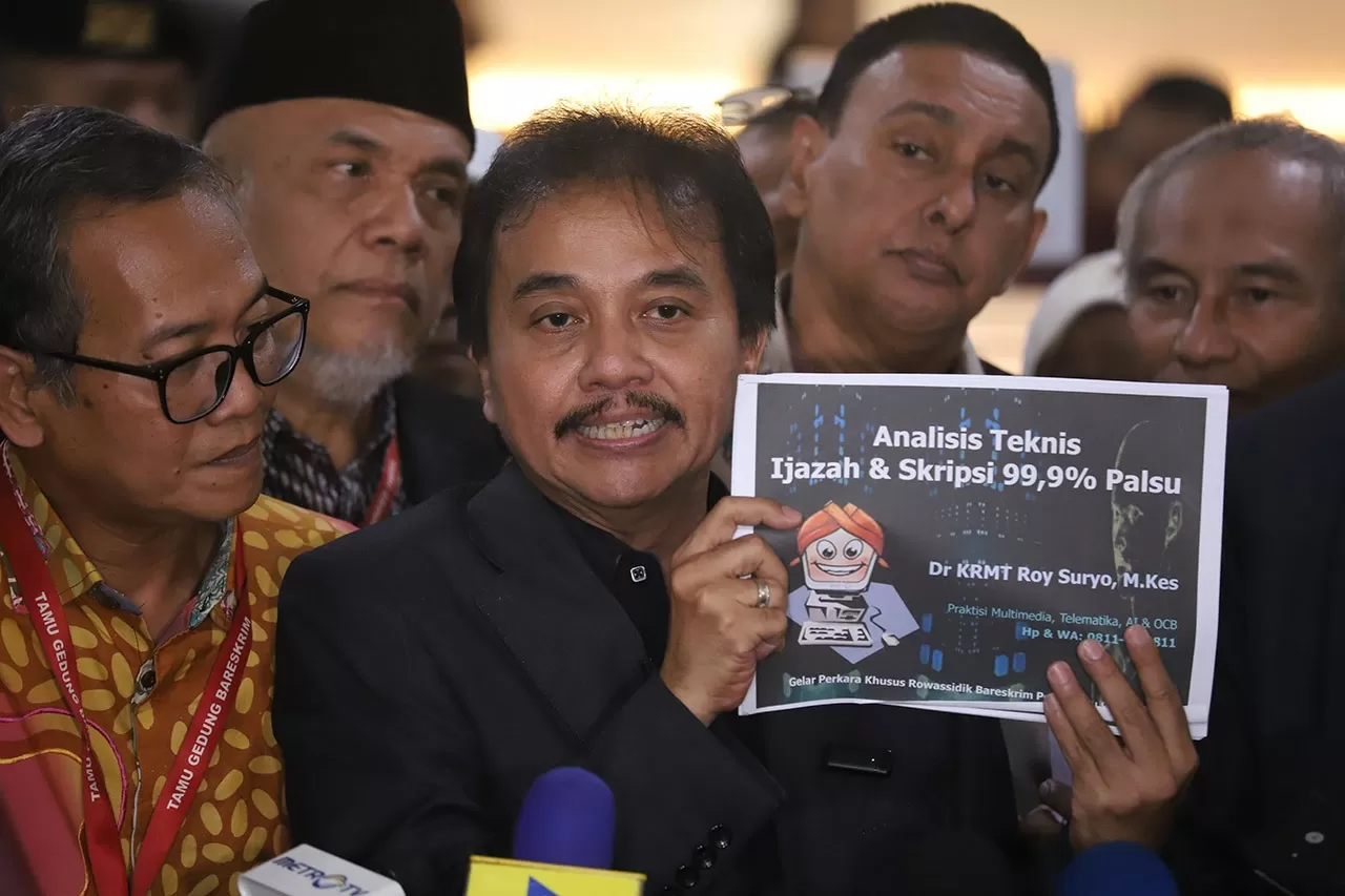 Roy Suryo Beberkan Kejanggalan...