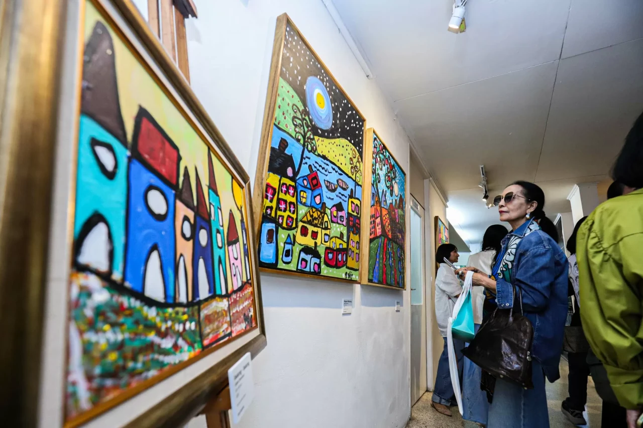 Melihat Pameran Karya...
