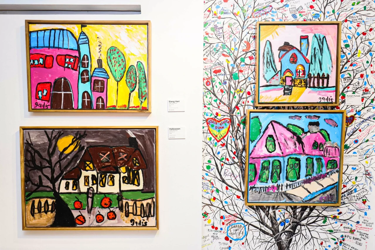 Melihat Pameran Karya...