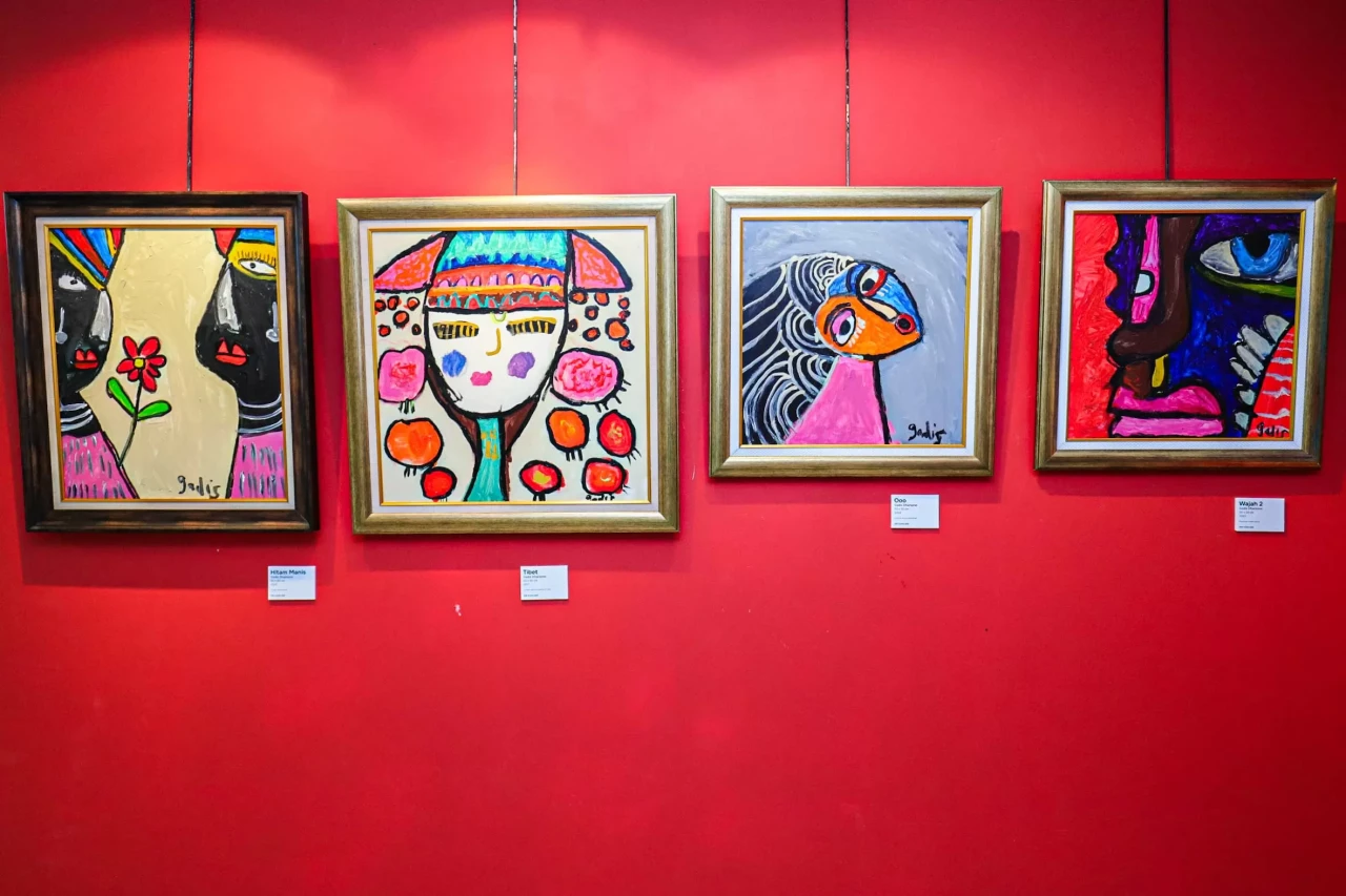 Melihat Pameran Karya...