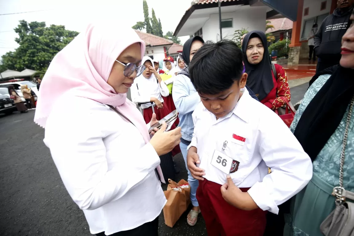 Seragam Merah Putih,...
