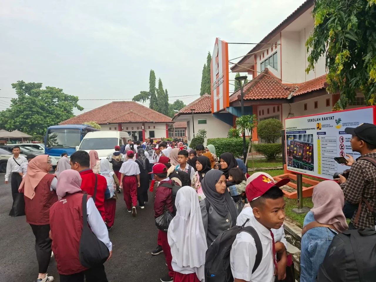 Seragam Merah Putih,...