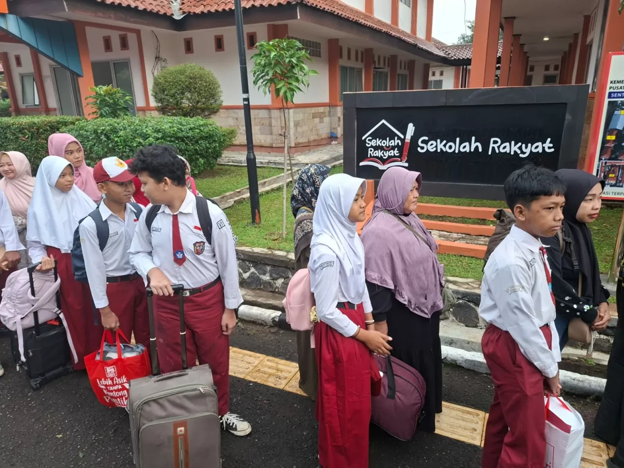 Seragam Merah Putih,...