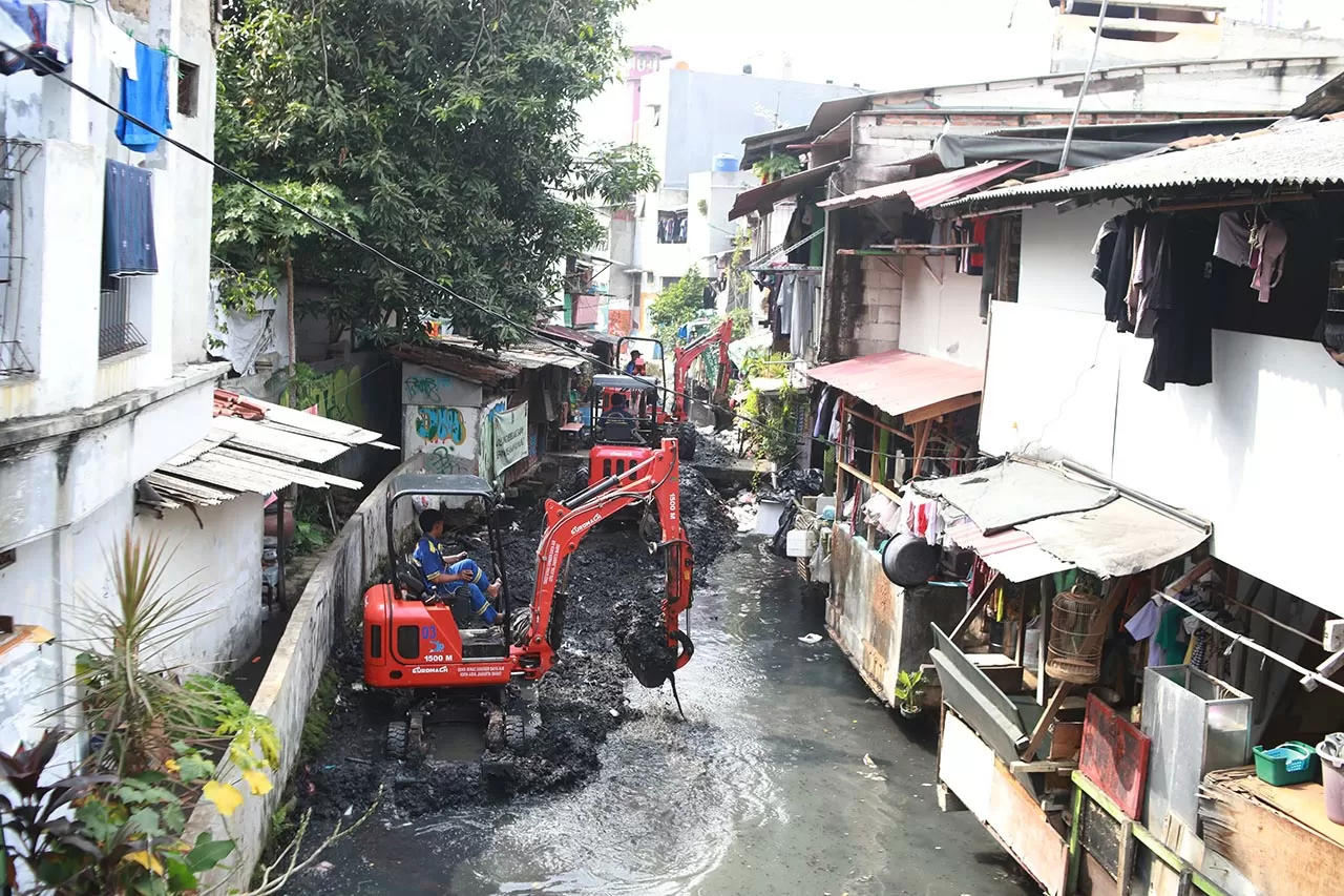 Alat Berat Diterjunkan,...
