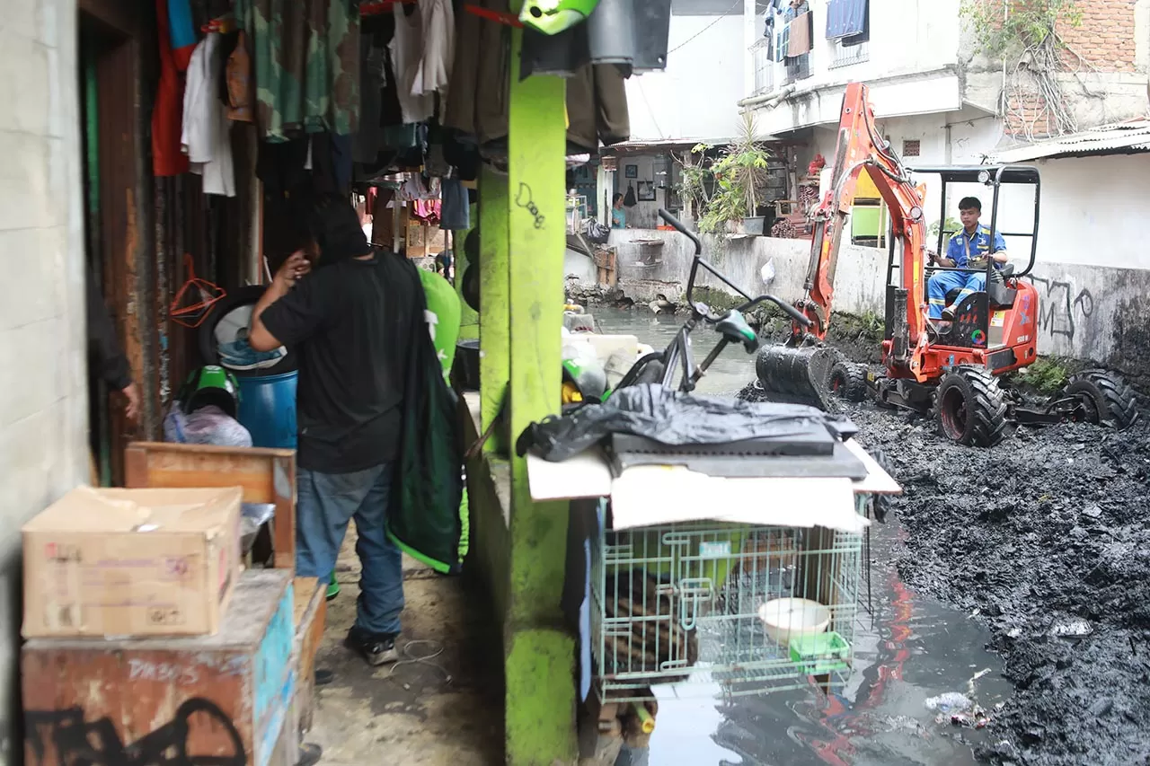 Alat Berat Diterjunkan,...