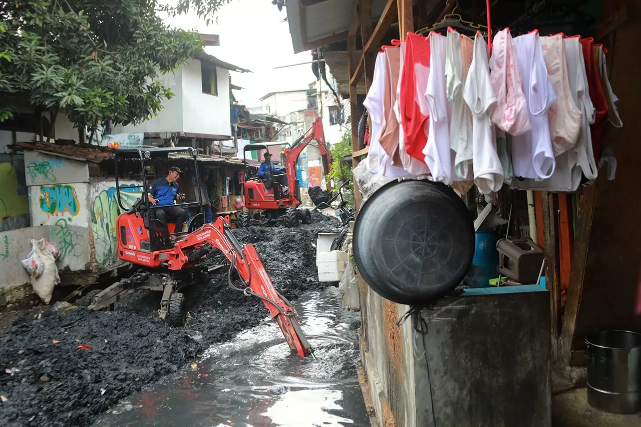 Alat Berat Diterjunkan,...