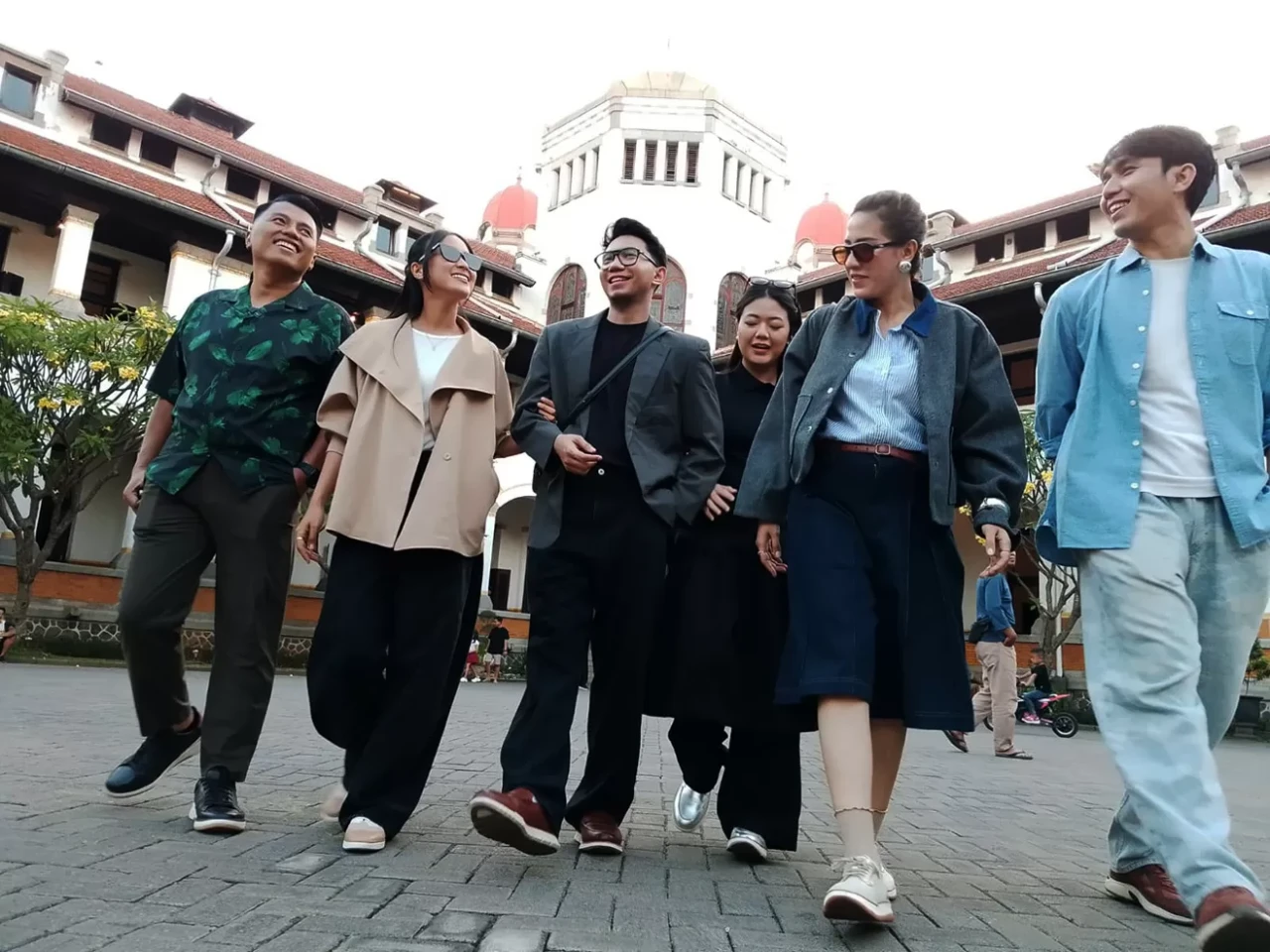 Gaya Influencer Jalan-Jalan...