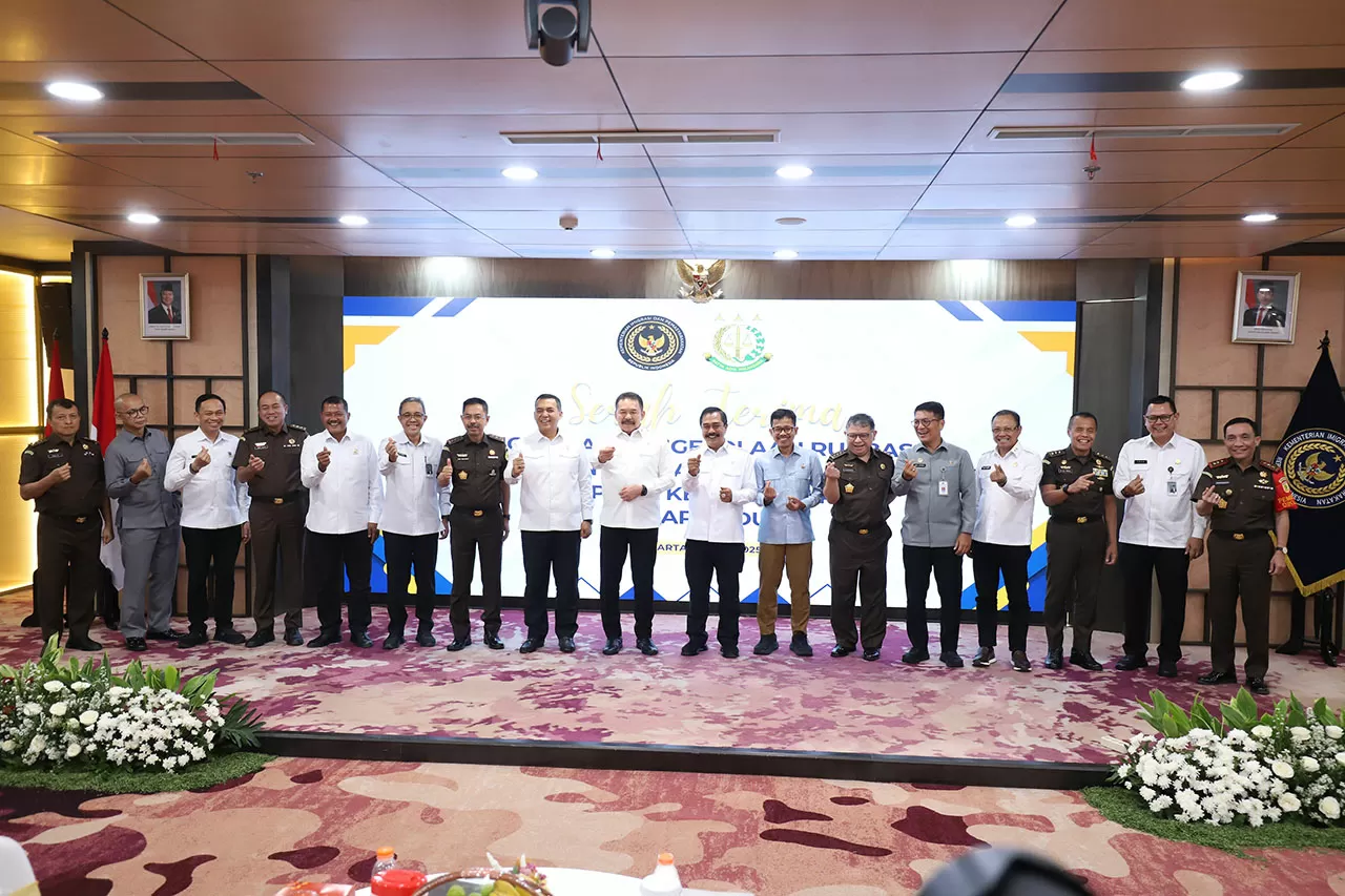 Kejagung Resmi Ambil...