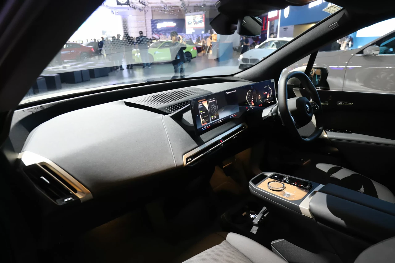 BMW Tampilkan The iX...