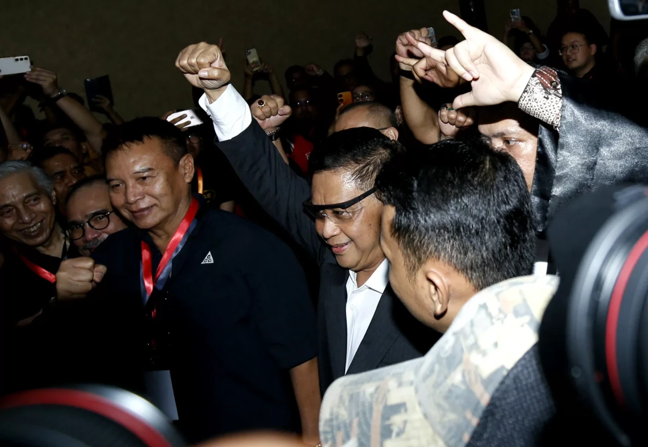 Hasto Kepalkan Tangan,...