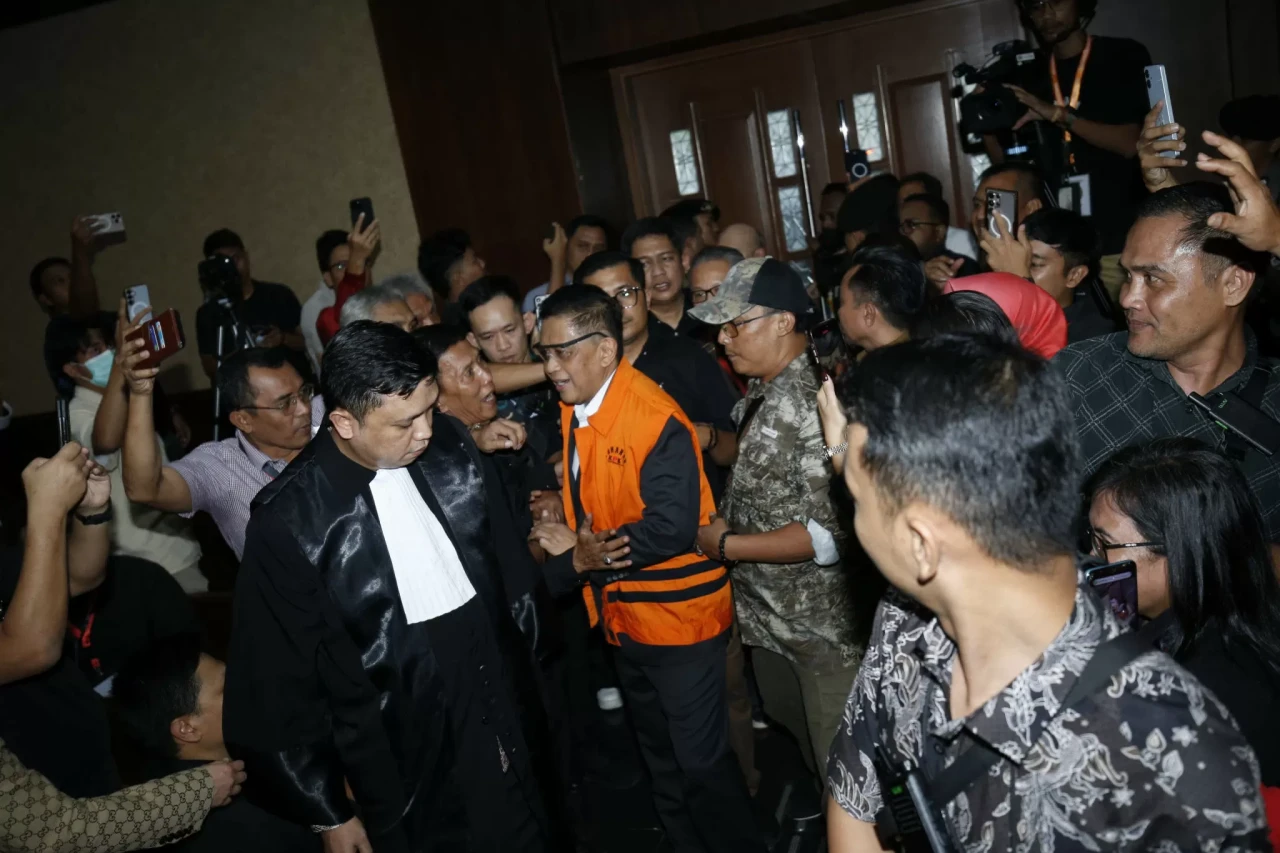 Hasto Kepalkan Tangan,...
