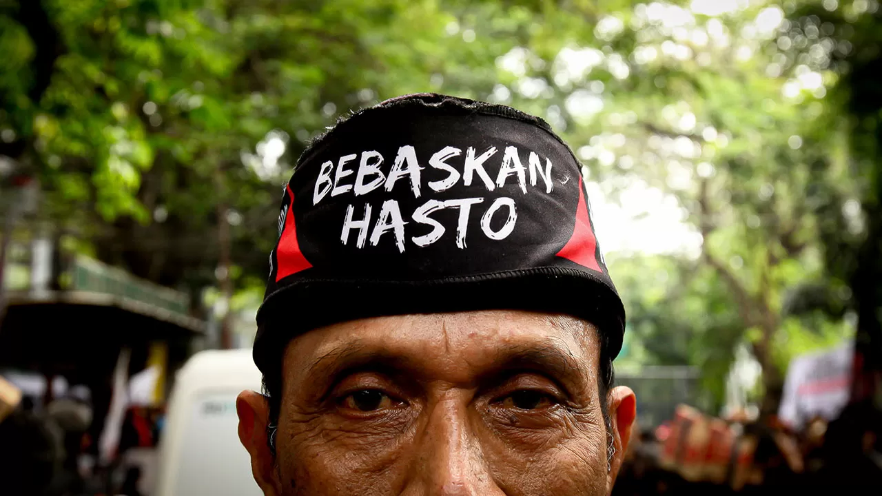 Sejumlah massa melakukan...