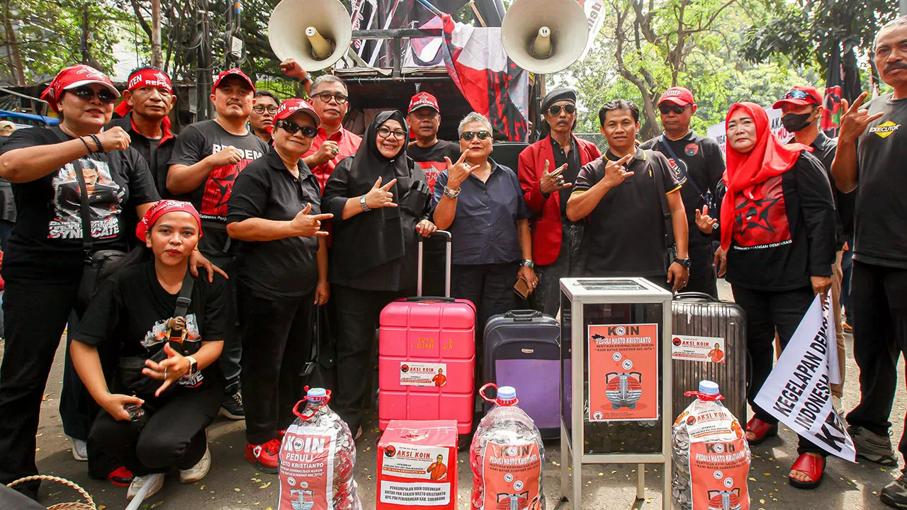 Sejumlah massa melakukan...