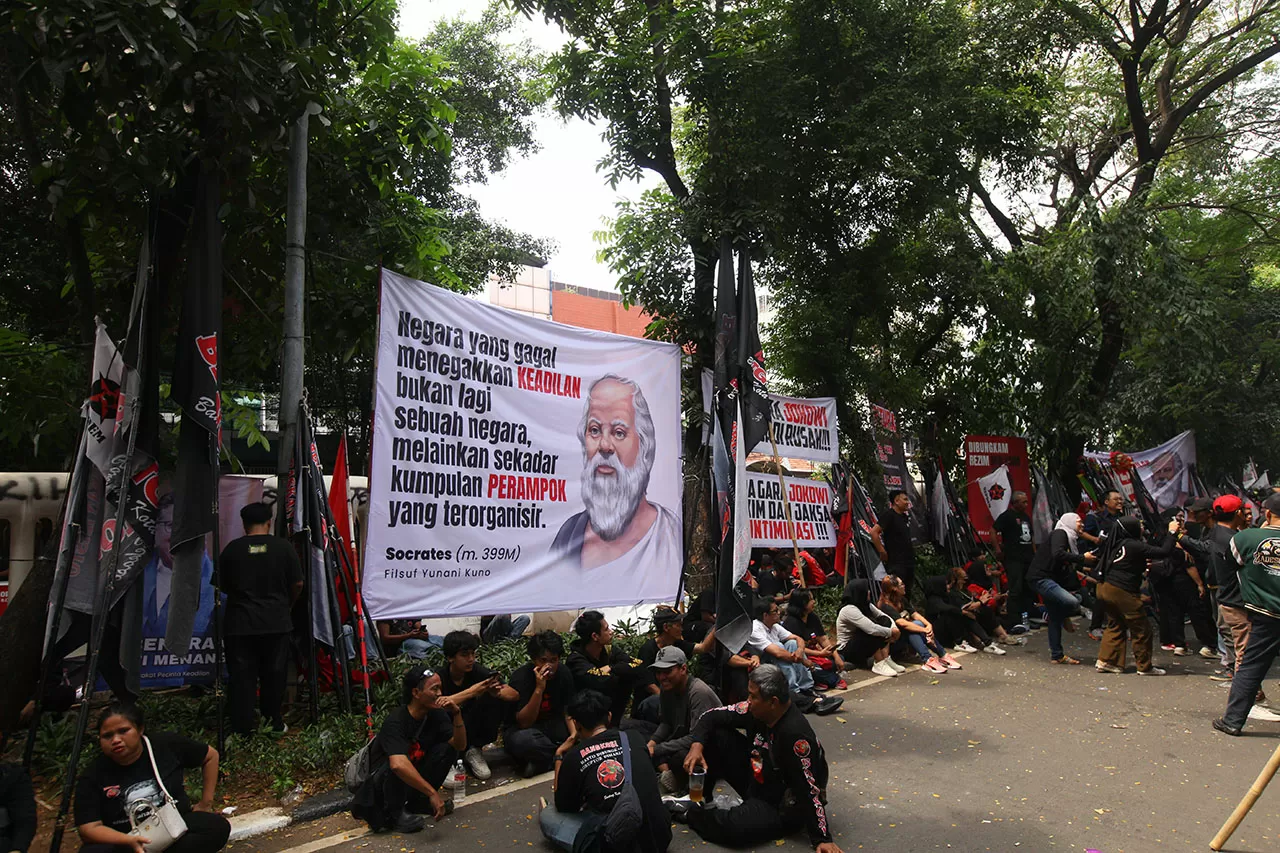 Sejumlah massa melakukan...