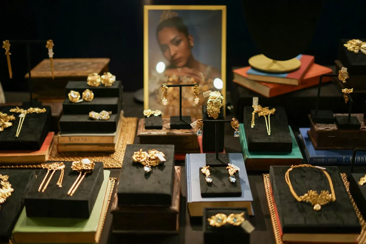 Tulola Hadirkan Koleksi...