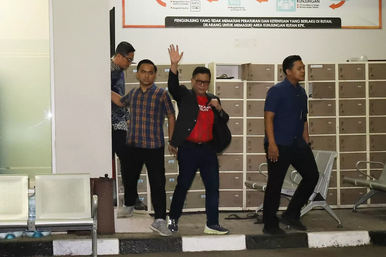 Hasto Keluar Rutan Usai...