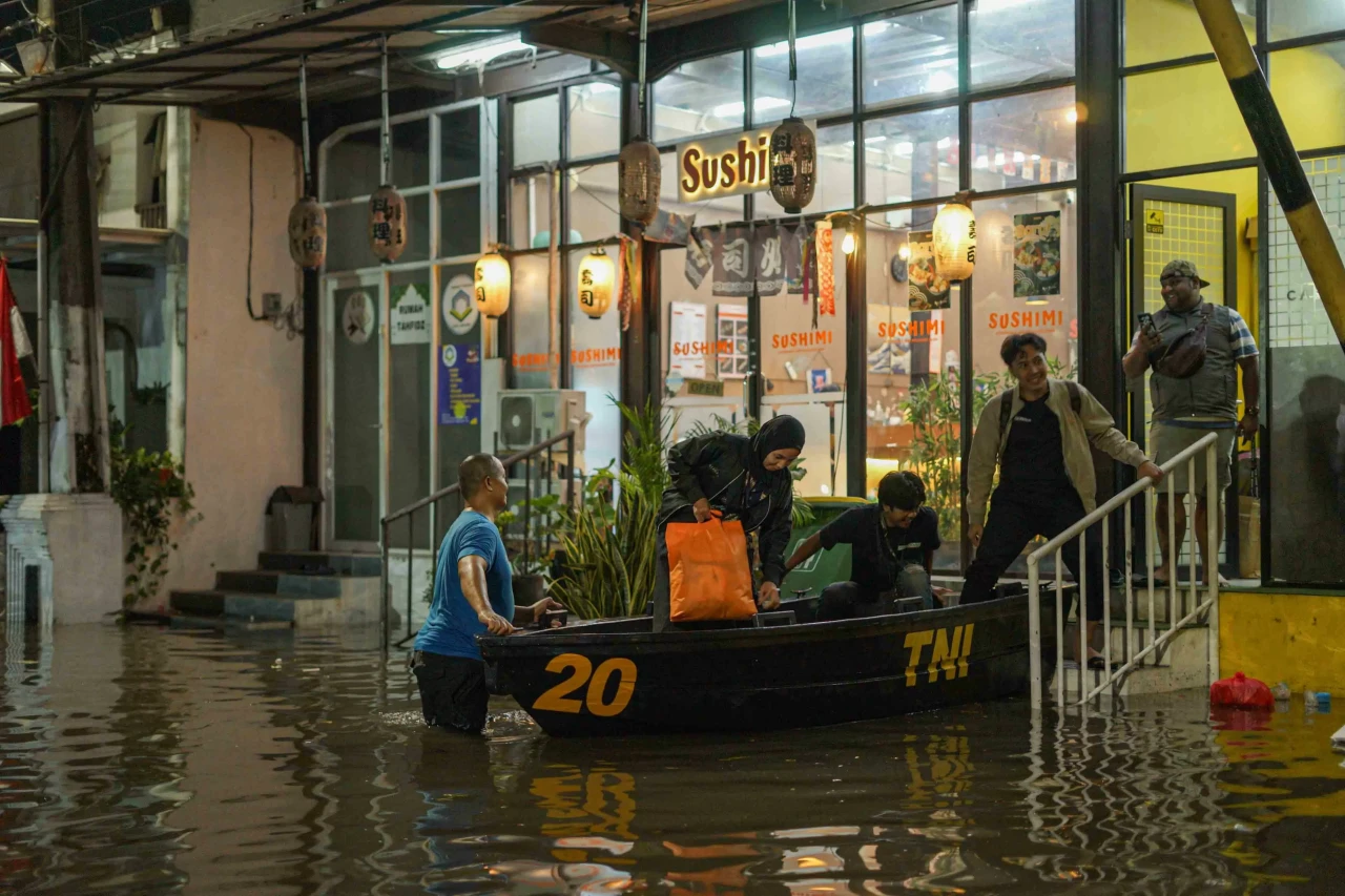Banjir 1 Meter Rendam...