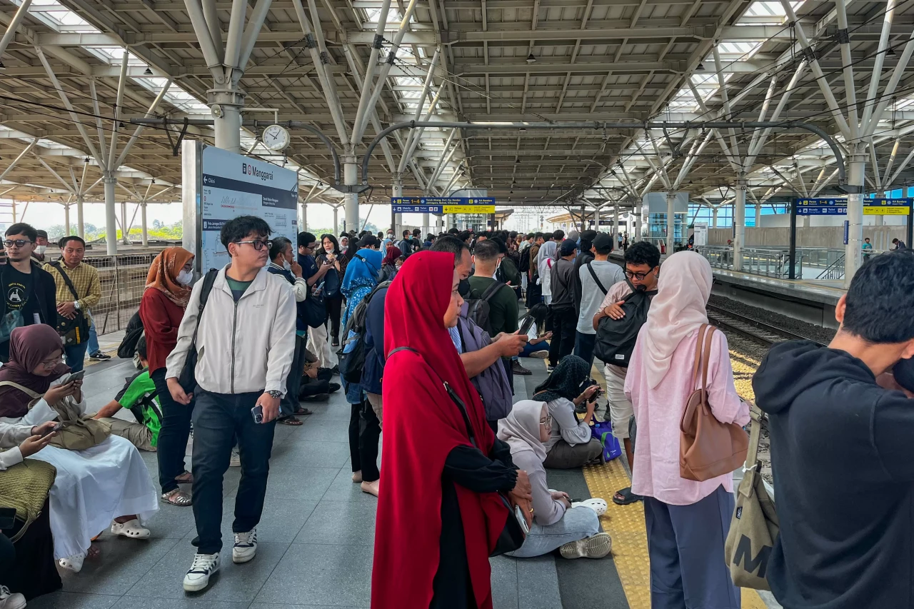 Imbas Gangguan KRL,...
