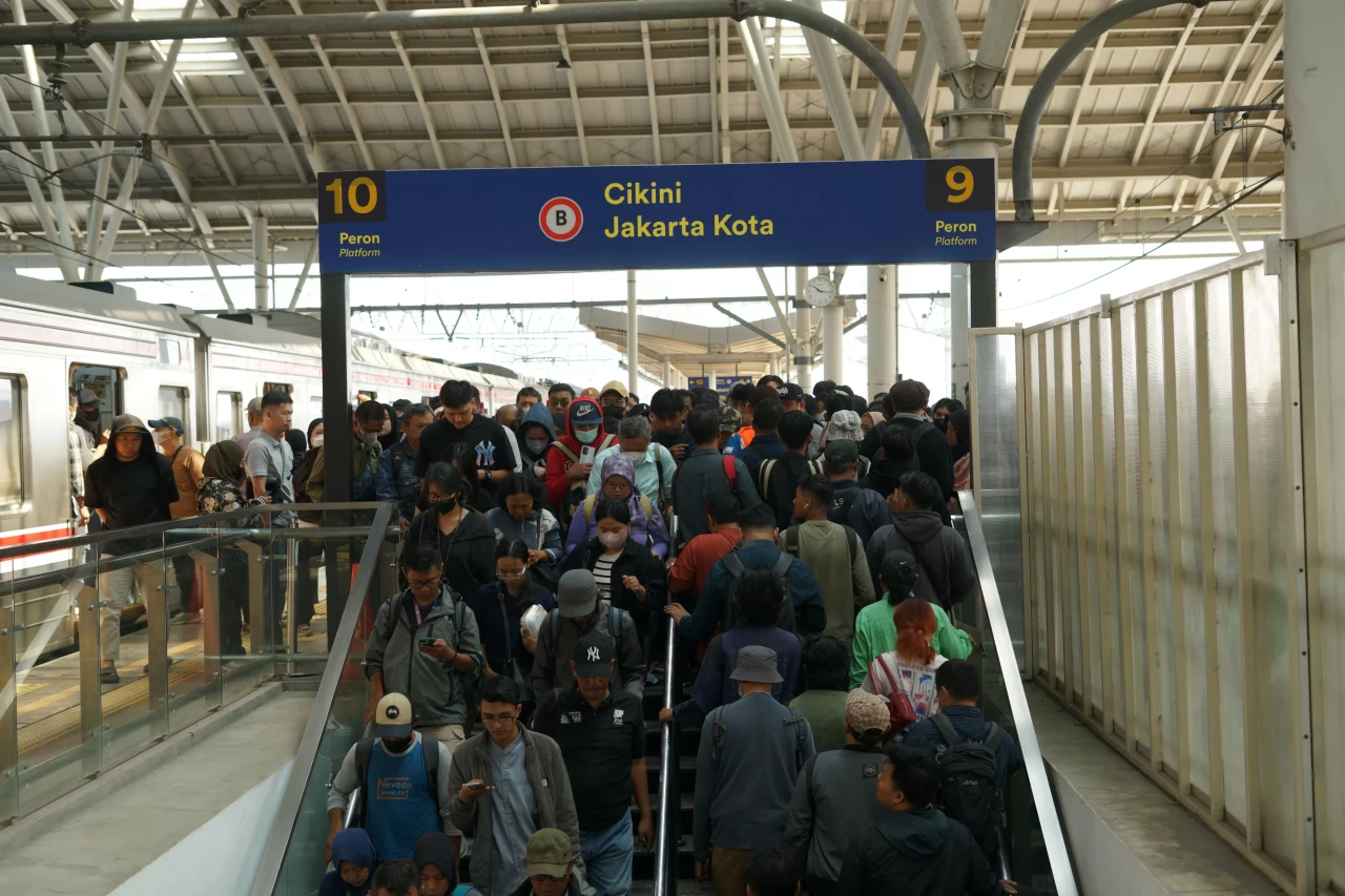 Imbas Gangguan KRL,...